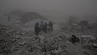 Badai pasir itu menyebabkan jarak pandang menjadi berkurang.  