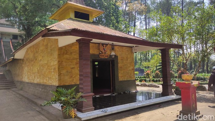 Pohon Dewandaru berdiri di sisi timur Keraton Gunung Kawi