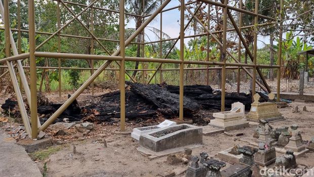 Pohon randu alas di makam Pleret terbakar, Kamis (12/10/2023). Tampak sisa pohon yang terbakar itu menjadi arang. Foto diambil Jumat (13/10).