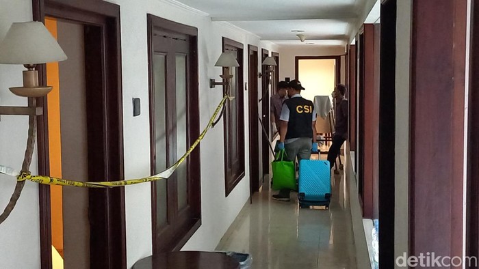 Polisi melakukan olah TKP kasus pria tusuk wanita di hotel wilayah Banjarsari, Kota Solo, Jumat (13/10/2023).