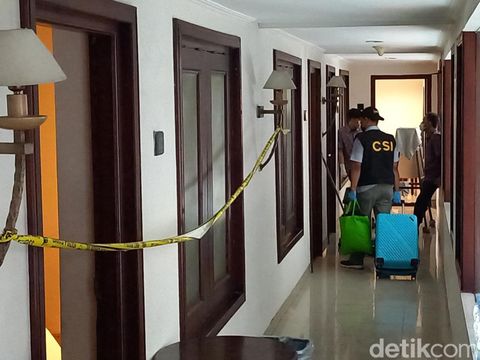Polisi melakukan olah TKP kasus pria tusuk wanita di hotel wilayah Banjarsari, Kota Solo, Jumat (13/10/2023).