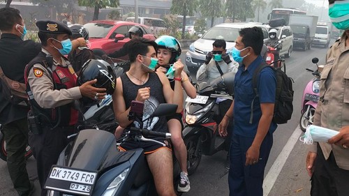 Polisi membagikan masker kepada warga yang terdampak kebakaran TPA Suwung. (Dok. Polresta Denpasar)