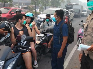Polisi Bagi-bagi Masker ke Warga Terdampak Kebakaran TPA Suwung