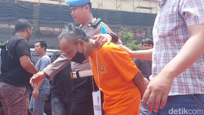 Polisi menangkap Mamad Supriyatna (58), seorang marbut di Kota Bogor atas dugaan pencabulan terhadap 5 bocah perempuan. (M Sholihin/detikcom)