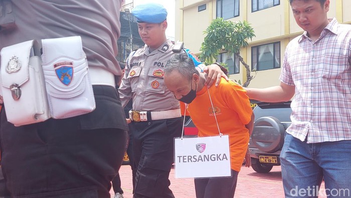 Polisi menangkap Mamad Supriyatna (58), seorang marbut di Kota Bogor atas dugaan pencabulan terhadap 5 bocah perempuan. (M Sholihin/detikcom)