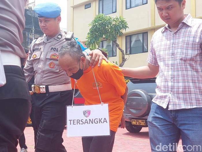 Polisi menangkap Mamad Supriyatna (58), seorang marbut di Kota Bogor atas dugaan pencabulan terhadap 5 bocah perempuan. (M Sholihin/detikcom)
