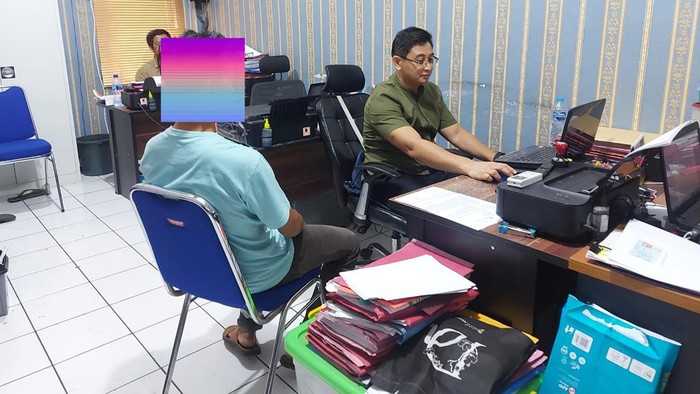 Polisi periksa pria pembagi kue yang bikin 34 siswa SD diduga keracunan. (Dok istimewa)