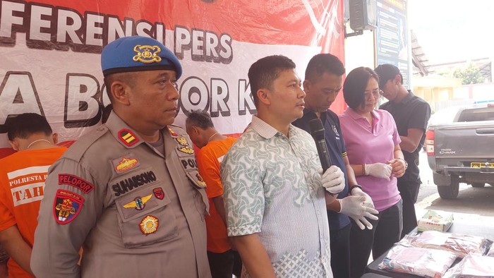Polisi tangkap marbot bernama Mamad Supriyatna yang cabuli 10 orang anak perempuan.