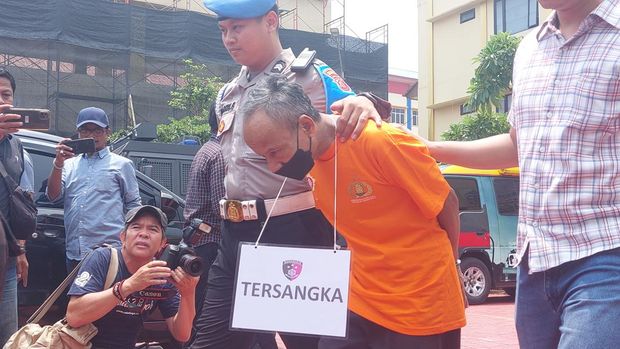 Polisi tangkap marbot bernama Mamad Supriyatna yang cabuli 10 orang anak perempuan.
