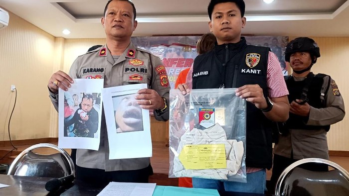 Kapolsek Kuta Selatan Kompol I Nyoman Karang Adiputra saat merilis kasus pemukulan warga lokal oleh warga negara Rusia di Polsek Kuta Selatan, Jumat (13/10/2023).