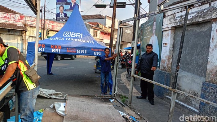 Pos polisi kumuh di Simpang Empat Jalan Gunung Sabeulah Kota Tasikmalaya dibongkar.