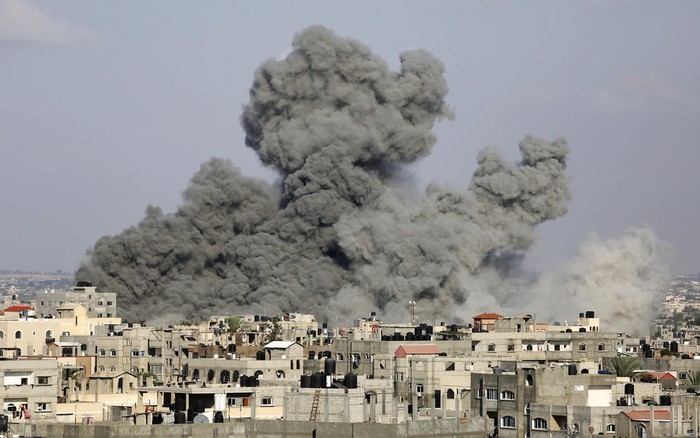 Israel menyatakan telah menjatuhkan 6 ribu bom di Gaza selama enam hari berturut-turut. Ini penampakan bom-bom Israel yang menghantam gedung-gedung di Gaza.