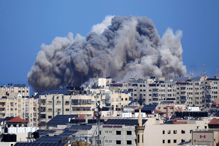 Israel menyatakan telah menjatuhkan 6 ribu bom di Gaza selama enam hari berturut-turut. Ini penampakan bom-bom Israel yang menghantam gedung-gedung di Gaza.