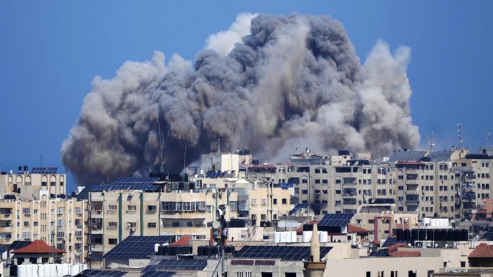 Israel menyatakan telah menjatuhkan 6 ribu bom di Gaza selama enam hari berturut-turut. Ini penampakan bom-bom Israel yang menghantam gedung-gedung di Gaza.