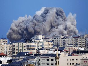 Potret Bom-bom Israel Hantam Gedung-gedung di Gaza