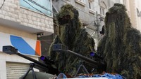 Brigade Al Qassam mulanya diorganisasi secara rahasia. Kelompok ini terdiri dari bagian-bagian yang secara khusus ditugaskan menangani serangan sporadis, pembunuhan, dan penculikan di Israel. (AP Photo/Adel Hana)   Brigade Al Qassam mulanya diorganisasi secara rahasia. Kelompok ini terdiri dari bagian-bagian yang secara khusus ditugaskan menangani serangan sporadis, pembunuhan, dan penculikan di Israel. (AP Photo/Adel Hana)