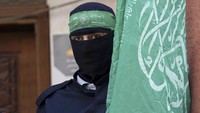 Karena perbedaan antara sumber daya militer Israel dan Hamas, Brigade Al Qassam pun mengadopsi taktik radikal dalam upaya mengalahkan Israel. Salah satunya menggunakan bom bunuh diri dan menggambarkannya sebagai F-16. Namun brigade ini tidak pernah berniat melakukan serangan selain terhadap Israel. (AP Photo/Adel Hana)   Karena perbedaan antara sumber daya militer Israel dan Hamas, Brigade Al Qassam pun mengadopsi taktik radikal dalam upaya mengalahkan Israel. Salah satunya menggunakan bom bunuh diri dan menggambarkannya sebagai F-16. Namun brigade ini tidak pernah berniat melakukan serangan selain terhadap Israel. (AP Photo/Adel Hana)