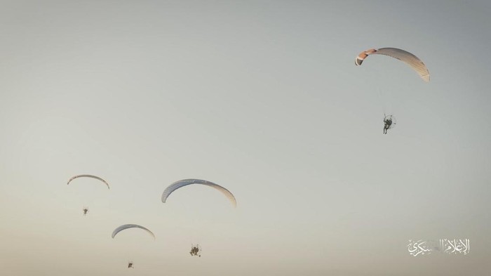 Potret Brigade Al Qassam, Pasukan Khusus Hamas yang Tembus Israel Hamas?s armed wing Izz el-Deen al-Qassam Brigades train with paragliders as they prepare for an armed air assault, in this screengrab obtained from a social media video released on October 7, 2023. Izz el-Deen al-Qassam Brigades via Telegram/via REUTERS ATTENTION EDITORS - THIS IMAGE HAS BEEN SUPPLIED BY A THIRD PARTY. MANDATORY CREDIT. NO RESALES. NO ARCHIVES.