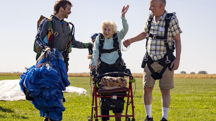 Potret Nenek 104 Tahun yang Viral Terjun Payung, Kini Meninggal Dunia FILE - This photo provided by Daniel Wilsey shows Dorothy Hoffner, 104, falling through the air with tandem jumper Derek Baxter as she becomes the oldest person in the world to skydive, Sunday, Oct. 1, 2023, at Skydive Chicago in Ottawa, Ill. Hoffner, who made a recent skydive jump that could see her certified by Guinness World Records as the oldest person to ever skydive, has died. (Daniel Wilsey via AP, File)