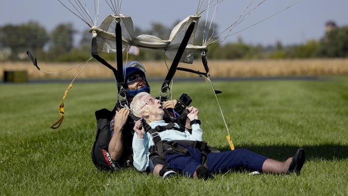 Potret Nenek 104 Tahun yang Viral Terjun Payung, Kini Meninggal Dunia FILE - This photo provided by Daniel Wilsey shows Dorothy Hoffner, 104, falling through the air with tandem jumper Derek Baxter as she becomes the oldest person in the world to skydive, Sunday, Oct. 1, 2023, at Skydive Chicago in Ottawa, Ill. Hoffner, who made a recent skydive jump that could see her certified by Guinness World Records as the oldest person to ever skydive, has died. (Daniel Wilsey via AP, File)