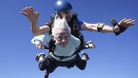 Centenarian itu telah memecahkan rekor lompatan tandem dari ketinggian 13.500 kaki. Menurut laporan di Chicago Tribune, Hoffner meninggal dengan damai dalam tidurnya. Outlet tersebut mengutip kata-kata teman dekatnya Joe Conant, Dia tidak kenal lelah. Dia terus maju.  