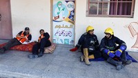 Tim penyelamat Palestina menunggu panggilan darurat usai melaksanakan salat berjemaah di Khan Younis, Jalur Gaza.   
