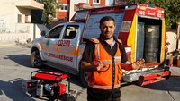 Petugas penyelamat Palestina, Ibrahim Hamdan menceritakan proses-proses evakuasi warga yang terjebak reruntuhan bangunan akibat perang Hamas vs Israel. Seperti diketahui, hingga kini korban tewas akibat perang Hamas vs Isarel terus bertambah. Di Jalur Gaza, otoritas kesehatan setempat melaporkan sedikitnya 1.417 warga Palestina tewas. Sementara korban tewas di Israel mencapai 1.200 orang.  