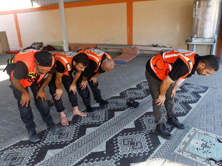 Tim Penyelamat Palestina Salat Jemaah di Tengah Perang Israel-Hamas
