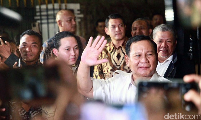 Prabowo Subianto rapat bersama para ketua umum partai-partai pendukungnya di Kertanegara, Jakarta. Dalam rapat itu, mereka menyepakati salah satunya soal cawapres.