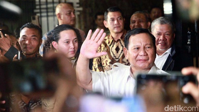 Prabowo Subianto rapat bersama para ketua umum partai-partai pendukungnya di Kertanegara, Jakarta. Dalam rapat itu, mereka menyepakati salah satunya soal cawapres.