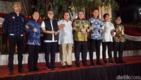 Ketum Parpol KIM saling berangkulan seusai jumpa pers. 