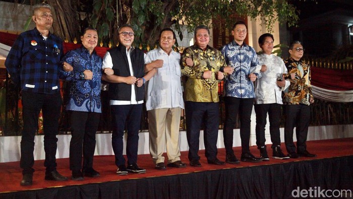 Prabowo Subianto rapat bersama para ketua umum partai-partai pendukungnya di Kertanegara, Jakarta. Dalam rapat itu, mereka menyepakati salah satunya soal cawapres.