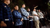 Sebelumnya Ketua Umum Partai Gerindra Prabowo Subianto rapat bersama para ketua umum partai-partai pendukungnya di Kertanegara, Jakarta. Dalam rapat itu, mereka menyepakati salah satunya soal cawapres. 