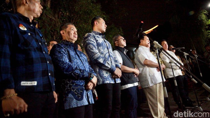 Prabowo dan Ketum KIM Kerucutkan 4 Cawapres Prabowo Subianto rapat bersama para ketua umum partai-partai pendukungnya di Kertanegara, Jakarta. Dalam rapat itu, mereka menyepakati salah satunya soal cawapres.
