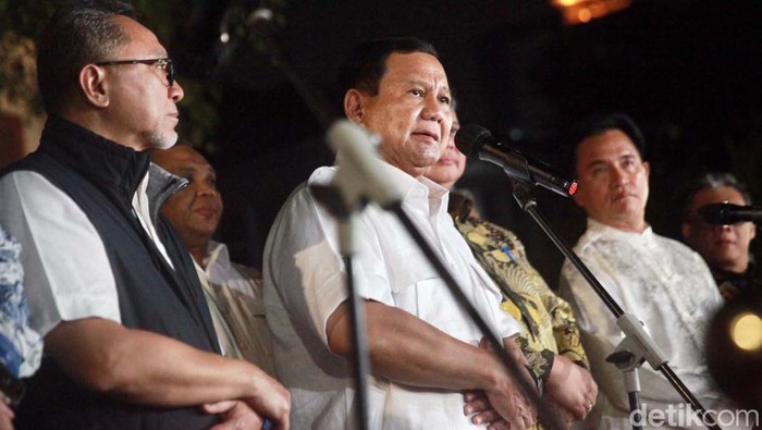 Prabowo dan Ketum KIM Kerucutkan 4 Cawapres Prabowo Subianto rapat bersama para ketua umum partai-partai pendukungnya di Kertanegara, Jakarta. Dalam rapat itu, mereka menyepakati salah satunya soal cawapres.
