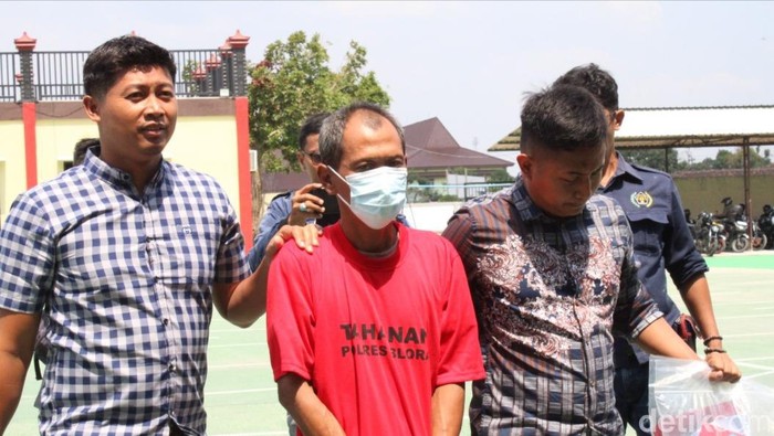 Pria pemerkosa pelajar difabel Blora saat digiring di Mapolres Blora, Jumat (13/10/2023).
