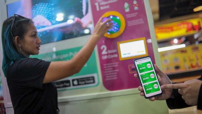 Pengunjung menukarkan sampah plastik dengan pulsa dari operator seluler IM3 dan Tri melalui Reverse Vending Machine (RVM) Plasticpay di pusat perbelanjaaan Bogor Trade Mall (BTM), Kota Bogor, Jawa Barat, Jumat (13/10/2023). Indosat Ooredoo Hutchison (IOH) berkolaborasi dengan Pemerintah Kota Bogor dan Dinas Lingkungan Hidup Kota Bogor melakukan inovasi untuk melestarikan lingkungan secara berkelanjutan, melalui Program Sampah Jadi Pulsa tersebut sebagai wujud misi bersama dalam melestarikan lingkungan menggunakan solusi teknologi inovatif. ANTARA FOTO/Yulius Satria Wijaya/aww.