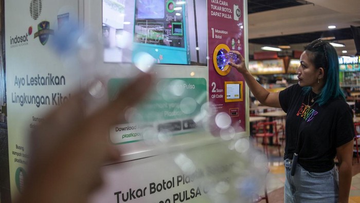 Program tukar sampah jadi pulsa Pengunjung menukarkan sampah plastik dengan pulsa dari operator seluler IM3 dan Tri melalui Reverse Vending Machine (RVM) Plasticpay di pusat perbelanjaaan Bogor Trade Mall (BTM), Kota Bogor, Jawa Barat, Jumat (13/10/2023). Indosat Ooredoo Hutchison (IOH) berkolaborasi dengan Pemerintah Kota Bogor dan Dinas Lingkungan Hidup Kota Bogor melakukan inovasi untuk melestarikan lingkungan secara berkelanjutan, melalui Program Sampah Jadi Pulsa tersebut sebagai wujud misi bersama dalam melestarikan lingkungan menggunakan solusi teknologi inovatif. ANTARA FOTO/Yulius Satria Wijaya/aww.