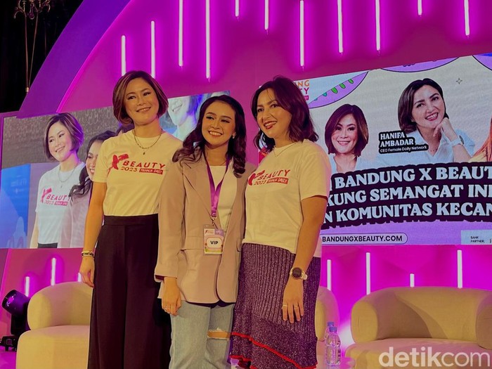 Reisha Novandita (tengah), perempuan asal Bandung yang berhasil punya brand sendiri.