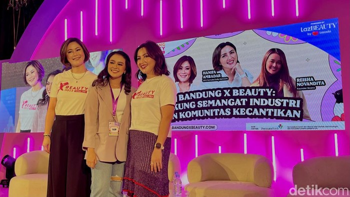 Reisha Novandita (tengah), perempuan asal Bandung yang berhasil punya brand sendiri.