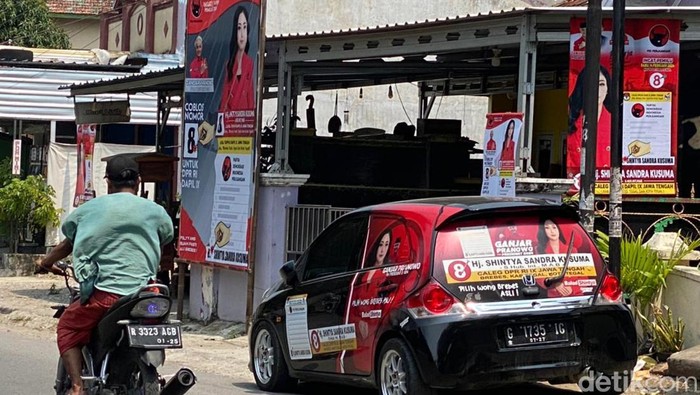 Rumah kepsek SMP di Brebes jadi posko pemenangan bacaleg.