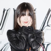 Penampilan personel grup KPop ITZY, Ryujin menjadi sorotan saat menghadiri event Coach ‘Wear Your Shine’ di Seoul pada 12 Oktober. Sejumlah netizen Korea menilai wajahnya semakin mirip dengan aktris Han So Hee, seperti kakak-adik.Foto: dok. Twitter @SRJ_Global