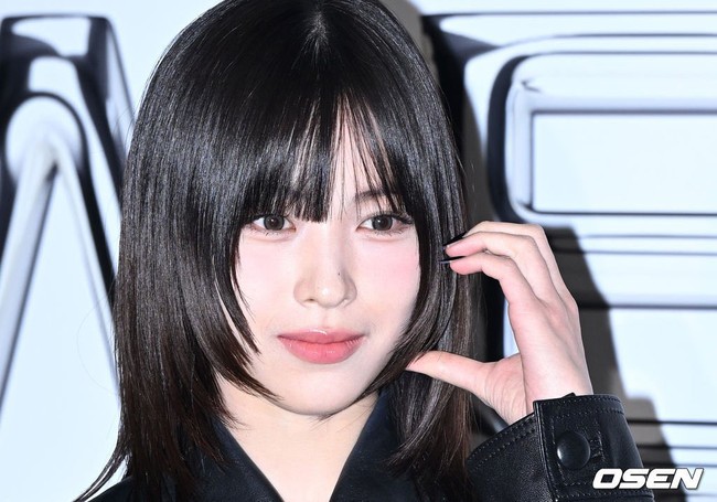 Kemiripan Ryujin ITZY dan Han So Hee menjadi perbincangan di acara televisi nasional Korea Selatan. Saat disinggung soal hal itu, Ryujin ITZY malu-malu dan mengatakan, “Saat orang membandingkanku dengan Han So Hee, aku tidak tahu harus bereaksi seperti apa.” Foto: dok. Twitter @SRJ_Global