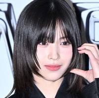 Kemiripan Ryujin ITZY dan Han So Hee menjadi perbincangan di acara televisi nasional Korea Selatan. Saat disinggung soal hal itu, Ryujin ITZY malu-malu dan mengatakan, “Saat orang membandingkanku dengan Han So Hee, aku tidak tahu harus bereaksi seperti apa.” Foto: dok. Twitter @SRJ_Global