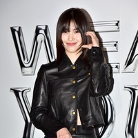 Ryujin ITZY tampil dengan potongan rambut baru setelah mencoba wolf cut. Dia juga mengganti model makeup yang membuatnya semakin mirip Han So Hee.Foto: dok. Twitter @SRJ_Global