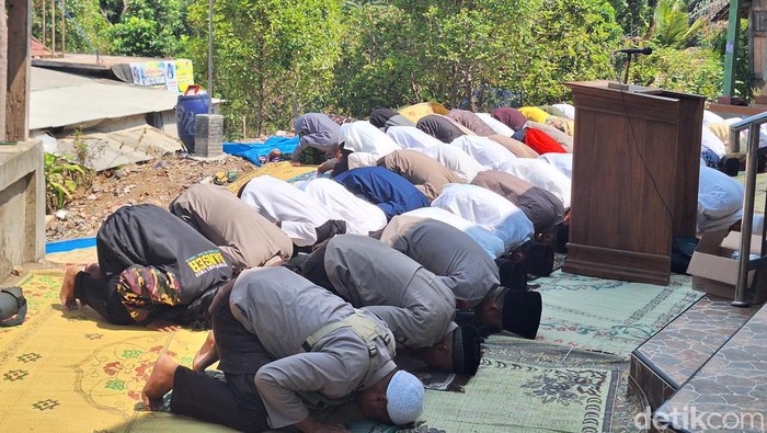 Salat minta hujan yang dilakukan warga Ngawi di tengah kebakaran Lawu dan kekeringan di Ngawi.