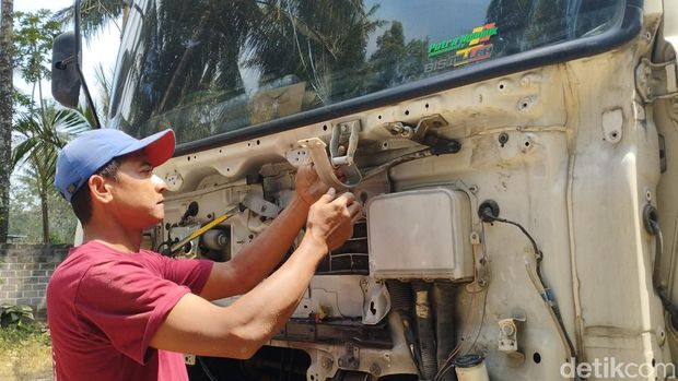 Sejarah bengkel ketok magic yang tekniknya diciptakan Ahmad Kaselan atau Mbah Turut asal Blitar.