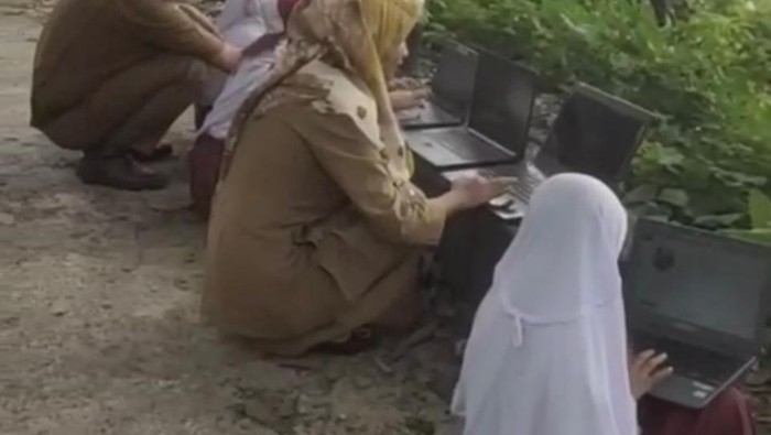 Sejumlah siswa uji coba ANBK dari atas perbukitan