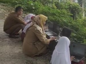 Kala Siswa SD di Agam Naik Bukit untuk Ujian Online demi Sinyal