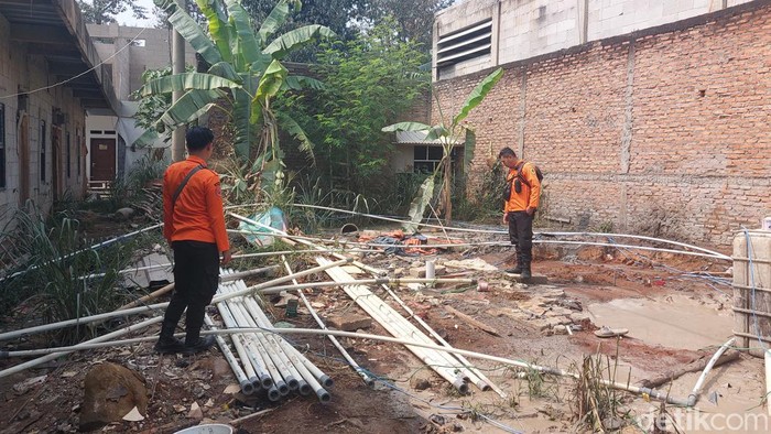Semburan air bercampur gas yang keluar dari lubang sumur bor sedalam 130 meter di Sukaraja, Kabupaten Bogor, Jawa Barat (Jabar) telah berhenti. Begini kondisi terkini di lokasi. (M Sholihin/detikcom)